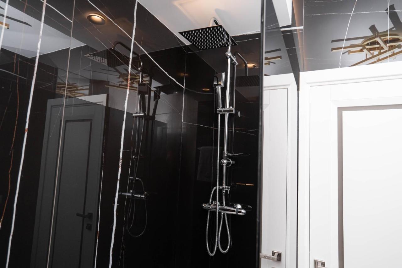 Deluxe Aparthotel Marwell Residence Suceava Exteriör bild